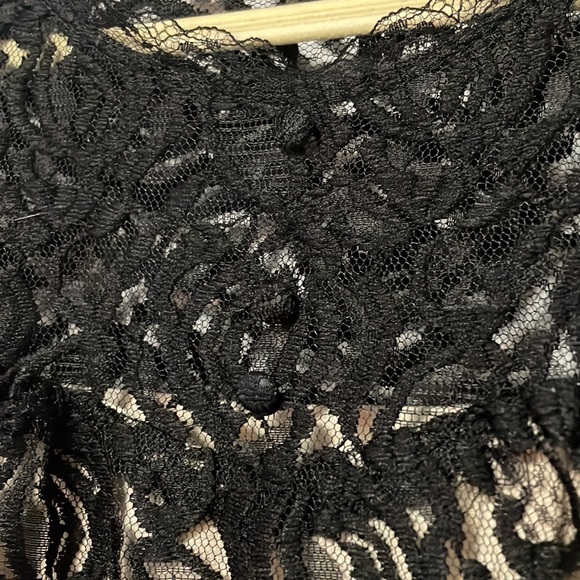 Pretty lace dress. Off white lining. Size small - Picture 4 of 5